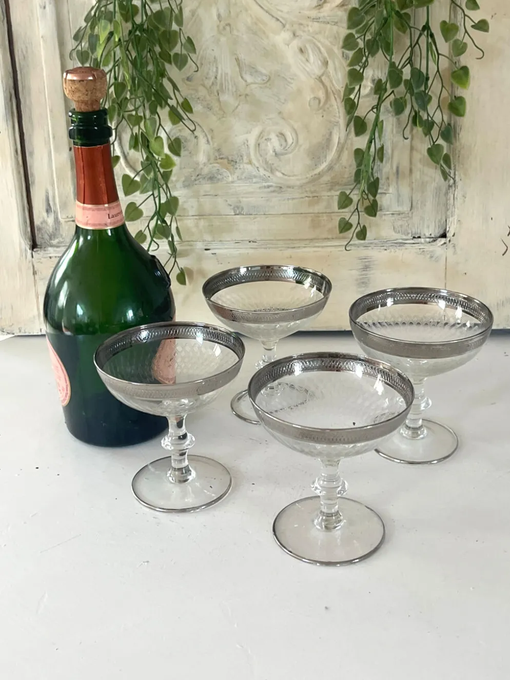 Verre à cocktail en coupe avec bord en argent gravé, ensemble de bar des années 50.