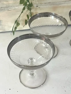 Verre à cocktail en coupe avec bord en argent gravé, ensemble de bar des années 50.