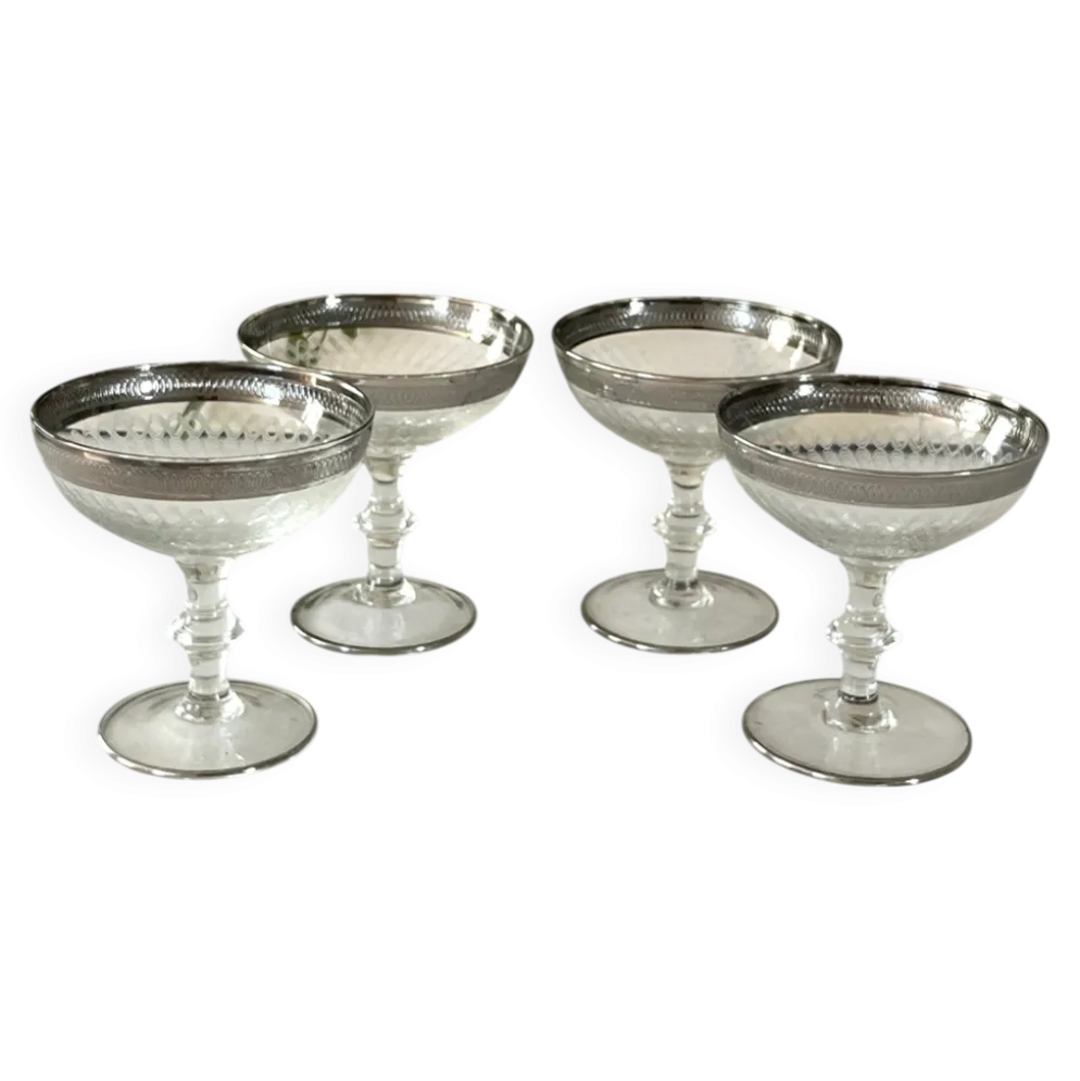 Verre à cocktail en coupe avec bord en argent gravé, ensemble de bar des années 50.