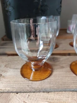 Verre à liqueur vintage à facettes