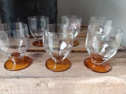Verre à liqueur vintage à facettes