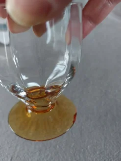 Verre à liqueur vintage à facettes