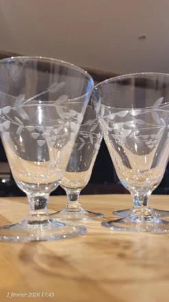 4 verres anciens en verre gravé