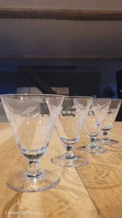 4 verres anciens en verre gravé
