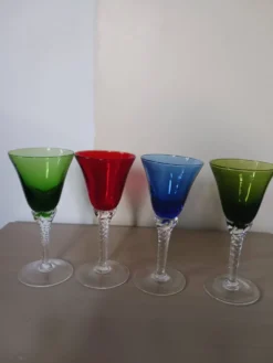Verres colorés, en verre de Murano .