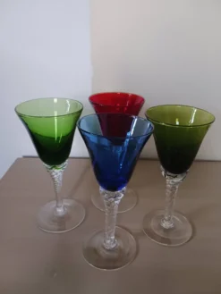 Verres colorés, en verre de Murano .