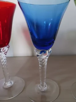 Verres colorés, en verre de Murano .