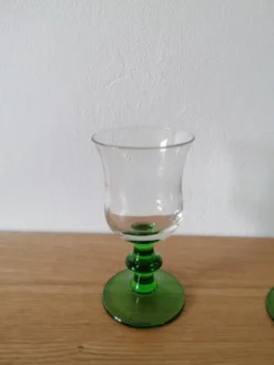 6 verres de liqueur à pied vert