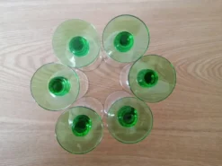 6 verres de liqueur à pied vert