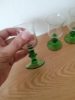 6 verres de liqueur à pied vert