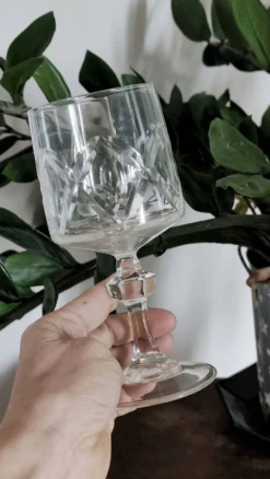 6 verres à eau sur pied en cristal taillé