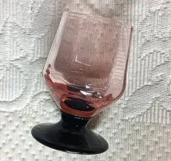 9 verres à liqueur français rose pied noir vintage france