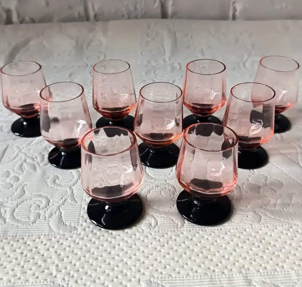 9 verres à liqueur français rose pied noir vintage france