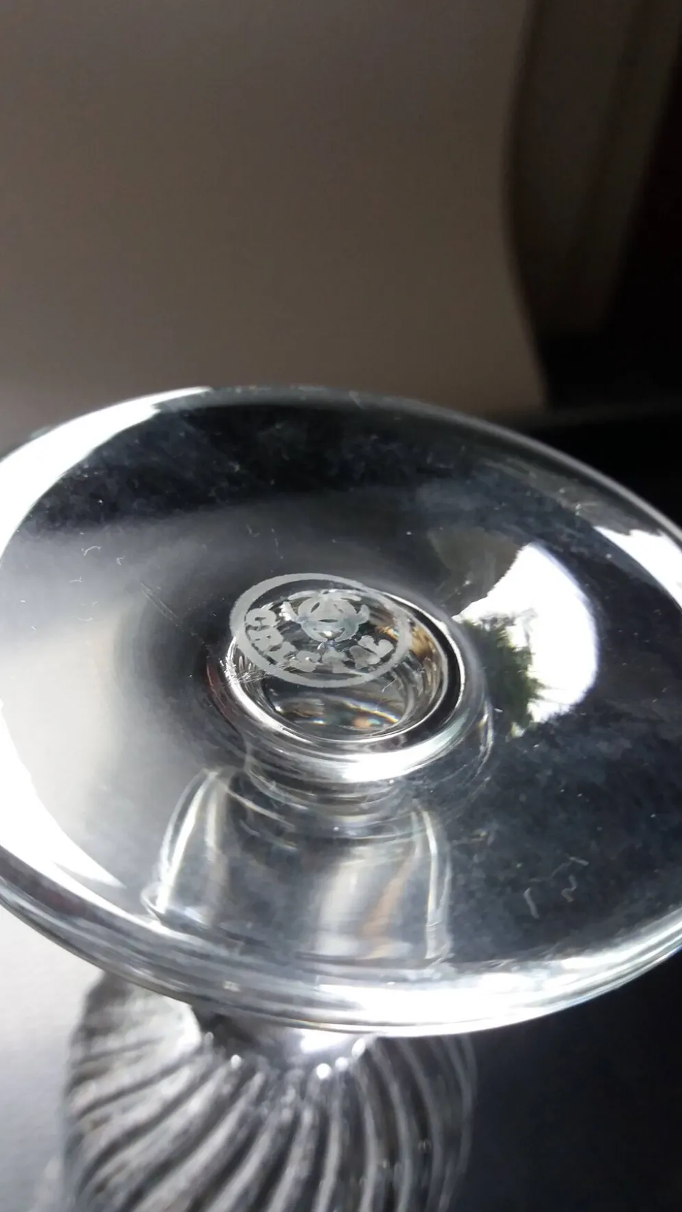 Verres à pied anciens en cristal au calice à cannelures torses en relief