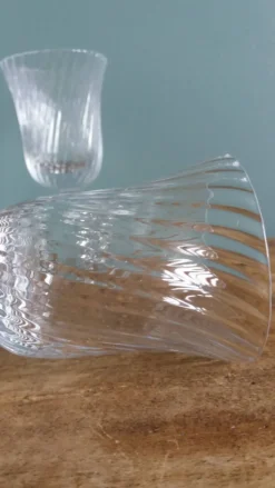 Verres à pied anciens en cristal au calice à cannelures torses en relief