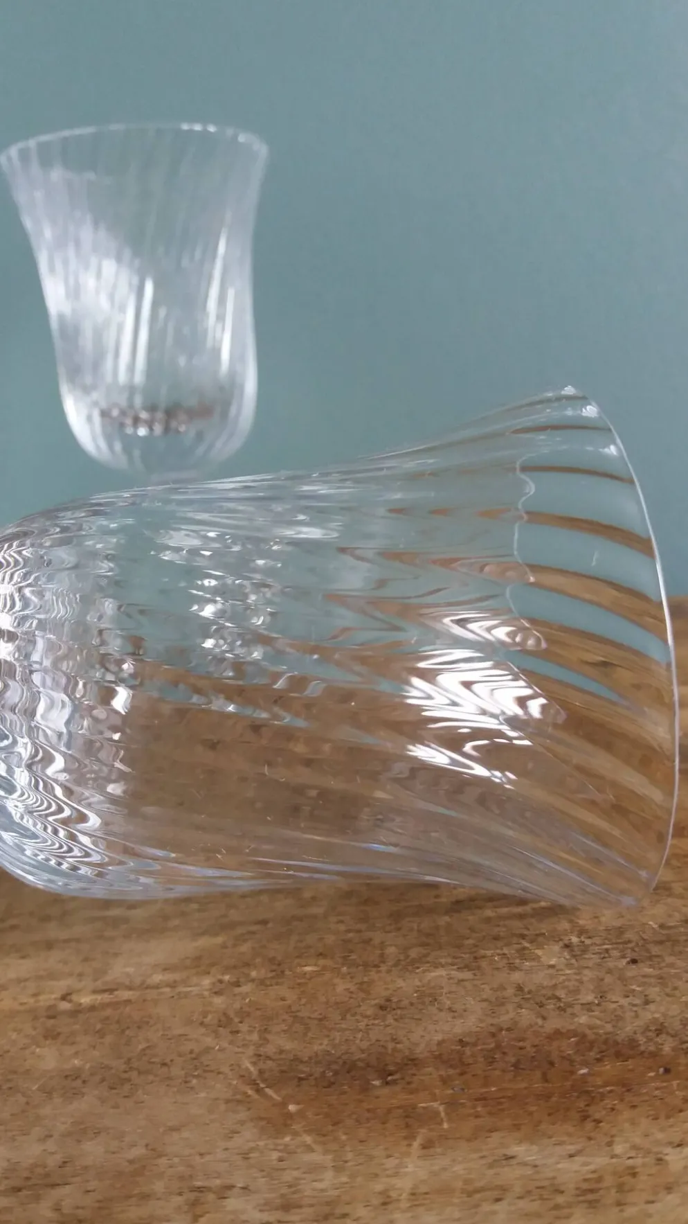 Verres à pied anciens en cristal au calice à cannelures torses en relief