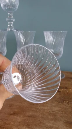Verres à pied anciens en cristal au calice à cannelures torses en relief