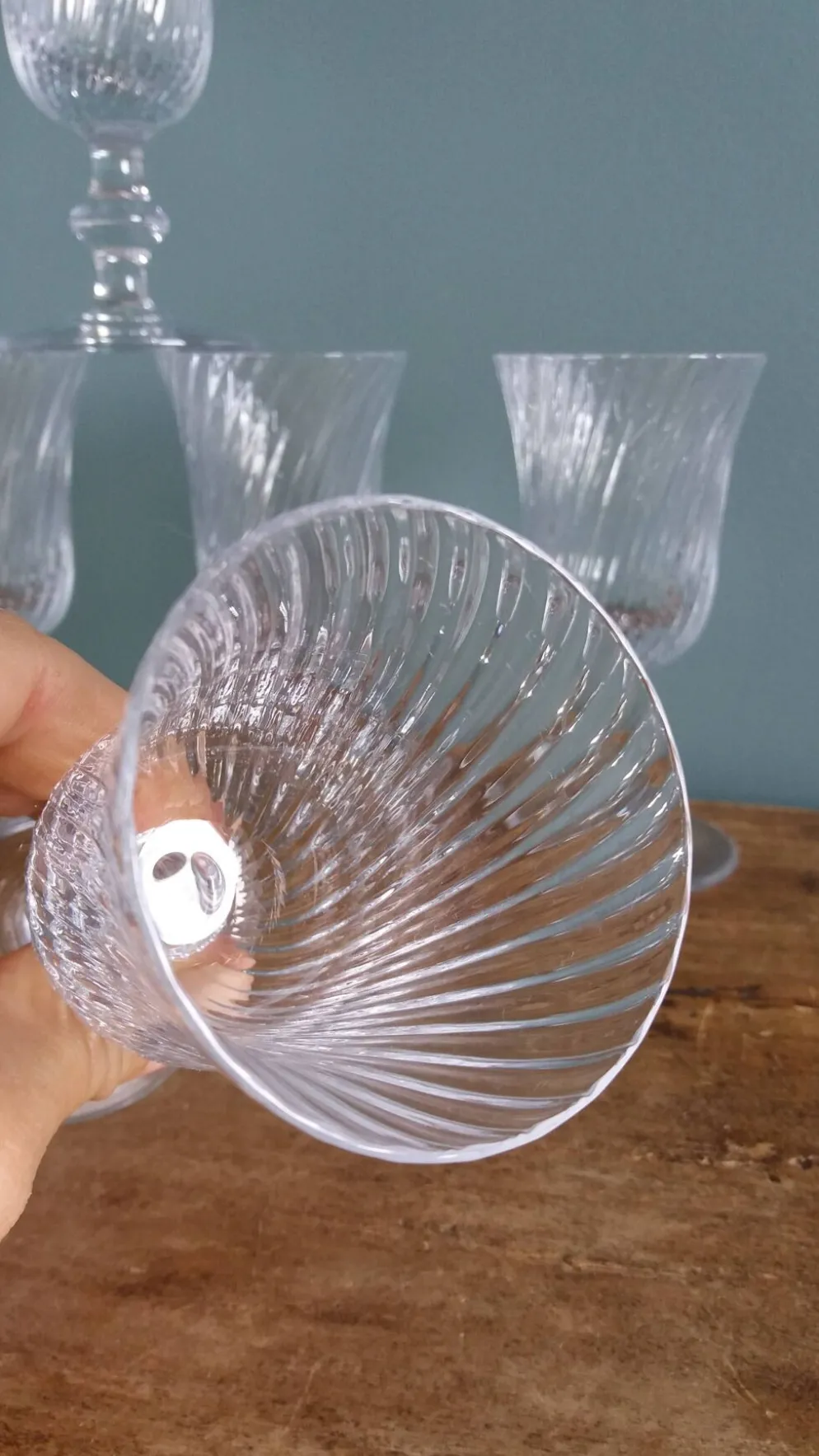 Verres à pied anciens en cristal au calice à cannelures torses en relief
