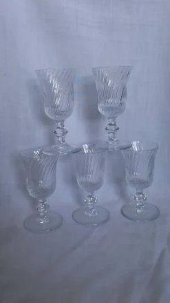 Verres à pied anciens en cristal au calice à cannelures torses en relief