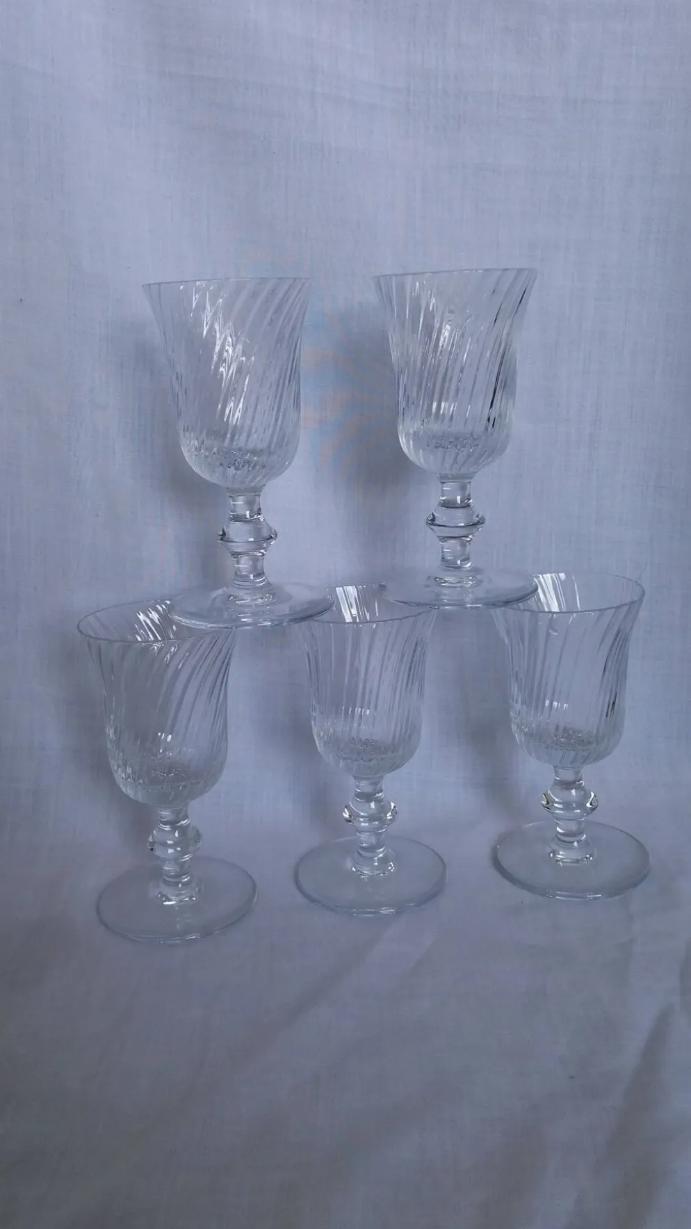 Verres à pied anciens en cristal au calice à cannelures torses en relief