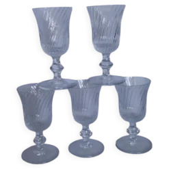 Verres à pied anciens en cristal au calice à cannelures torses en relief