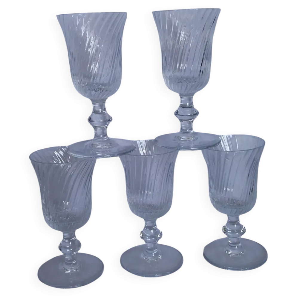 Verres à pied anciens en cristal au calice à cannelures torses en relief