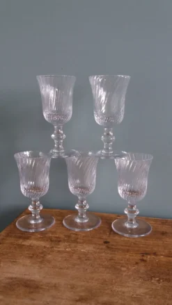 Verres à pied anciens en cristal au calice à cannelures torses en relief