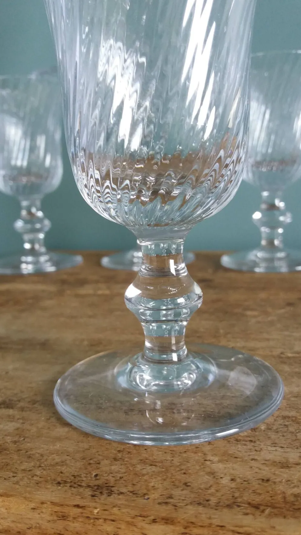 Verres à pied anciens en cristal au calice à cannelures torses en relief