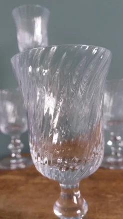 Verres à pied anciens en cristal au calice à cannelures torses en relief