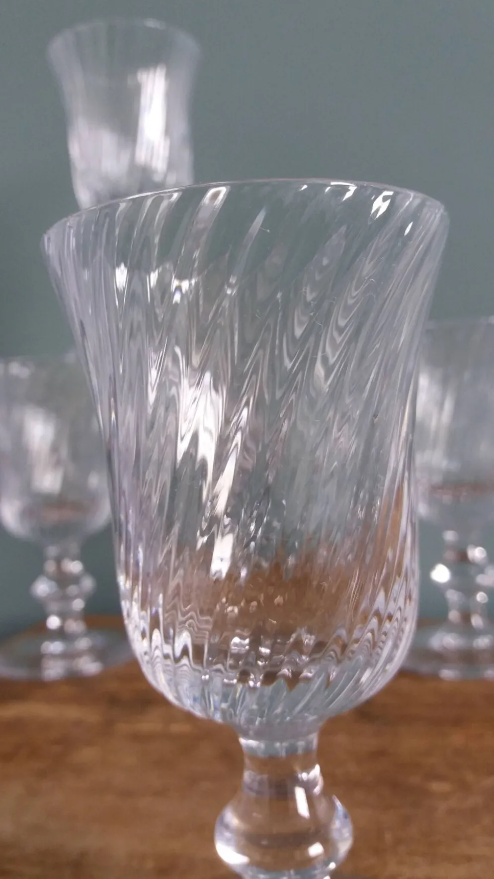 Verres à pied anciens en cristal au calice à cannelures torses en relief