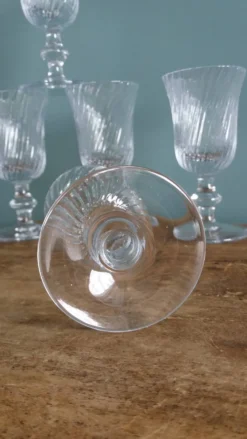 Verres à pied anciens en cristal au calice à cannelures torses en relief