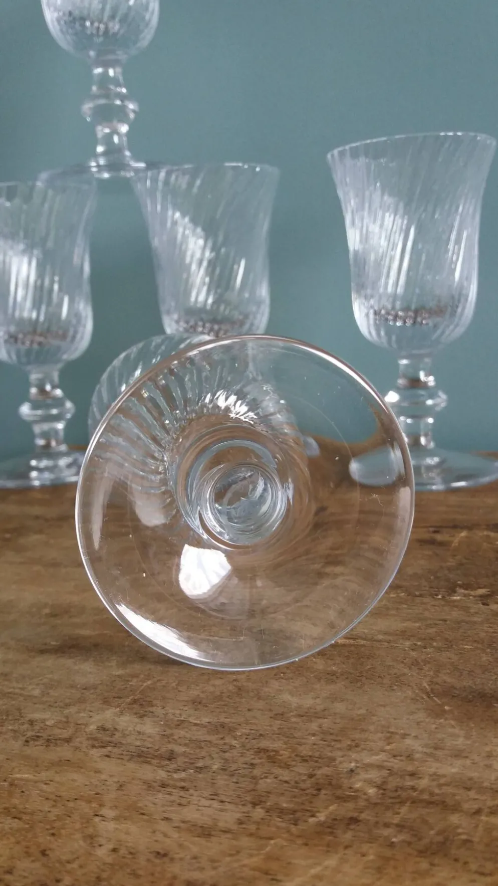 Verres à pied anciens en cristal au calice à cannelures torses en relief