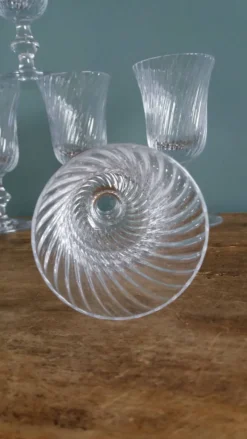 Verres à pied anciens en cristal au calice à cannelures torses en relief