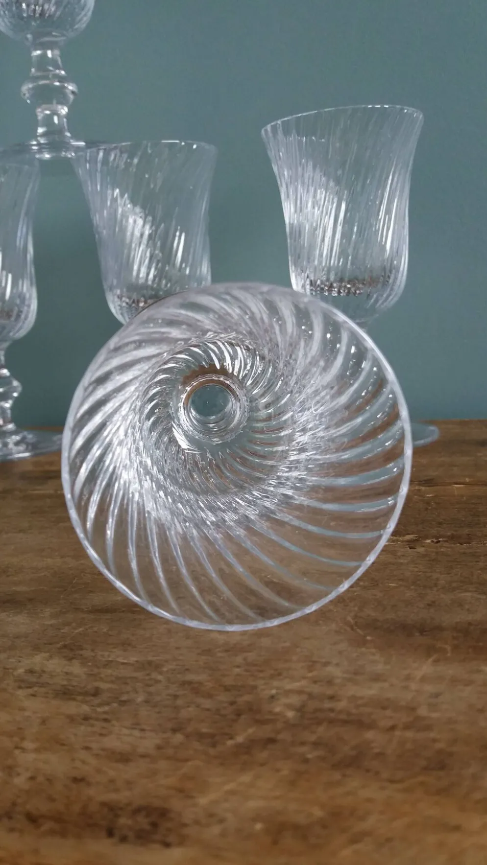 Verres à pied anciens en cristal au calice à cannelures torses en relief
