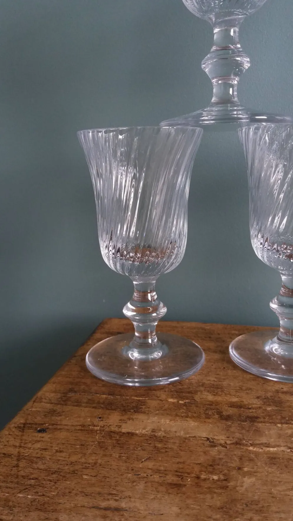 Verres à pied anciens en cristal au calice à cannelures torses en relief