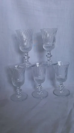 Verres à pied anciens en cristal au calice à cannelures torses en relief