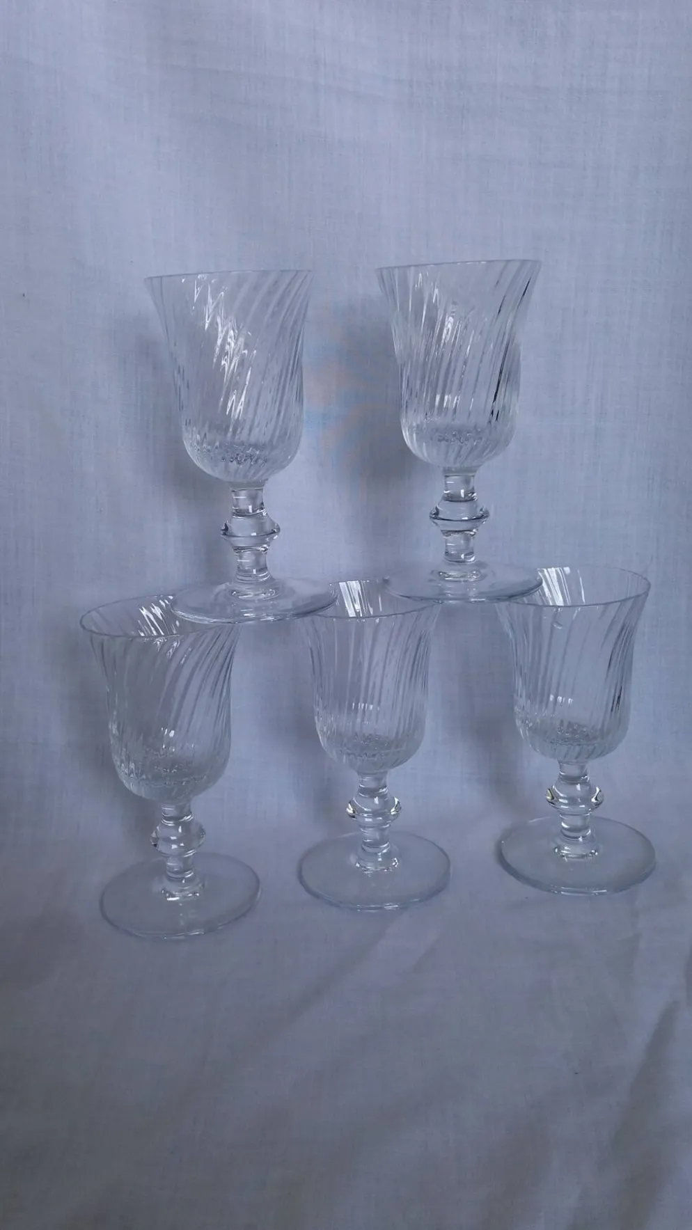 Verres à pied anciens en cristal au calice à cannelures torses en relief