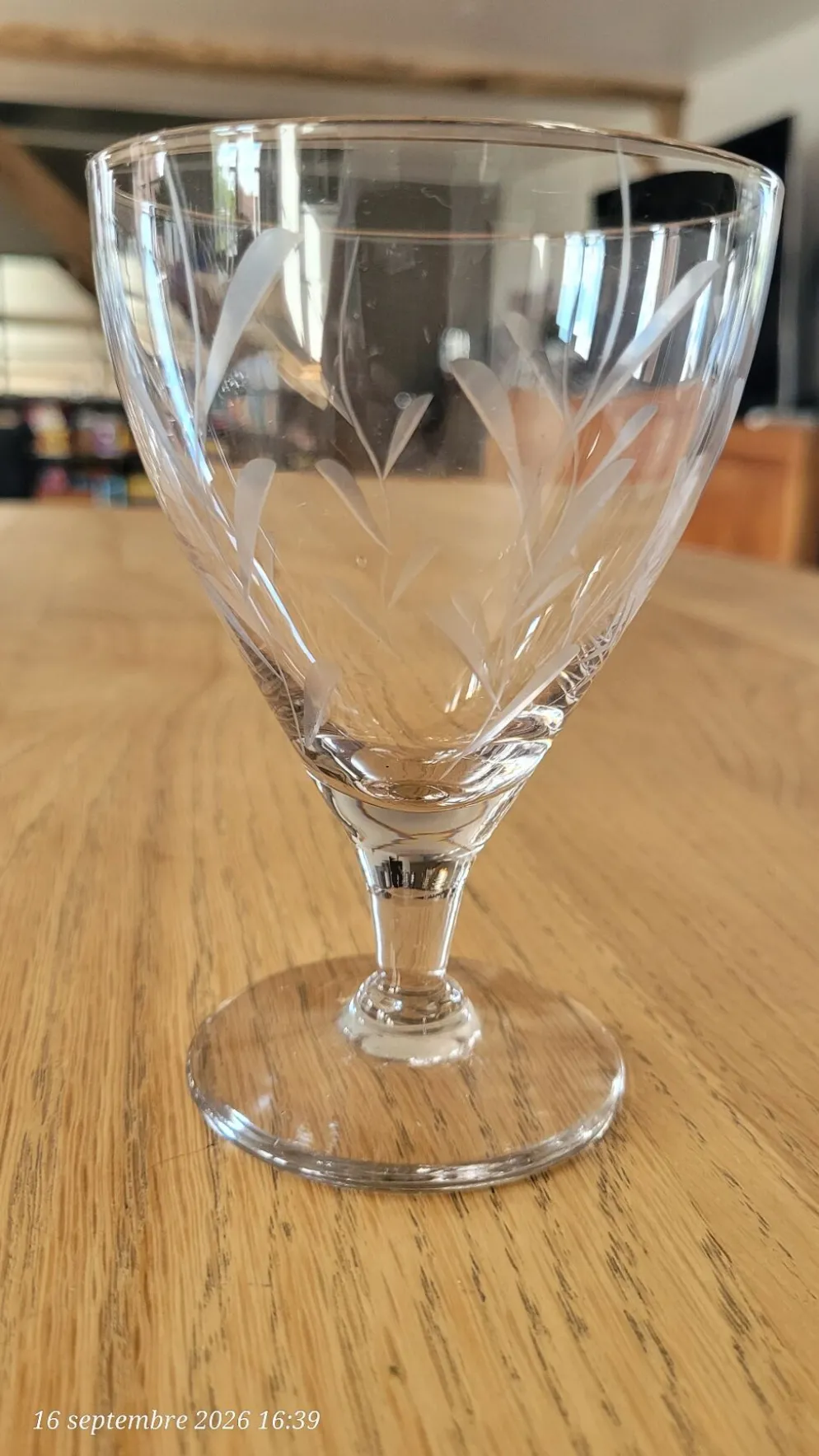 8 verres à pied anciens en verre gravé