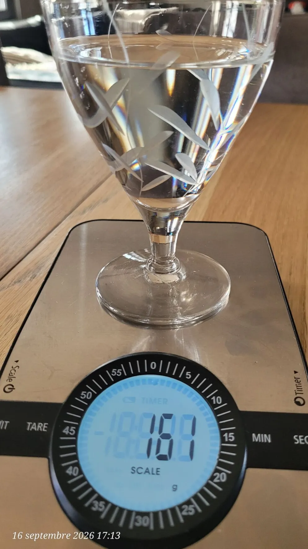 8 verres à pied anciens en verre gravé