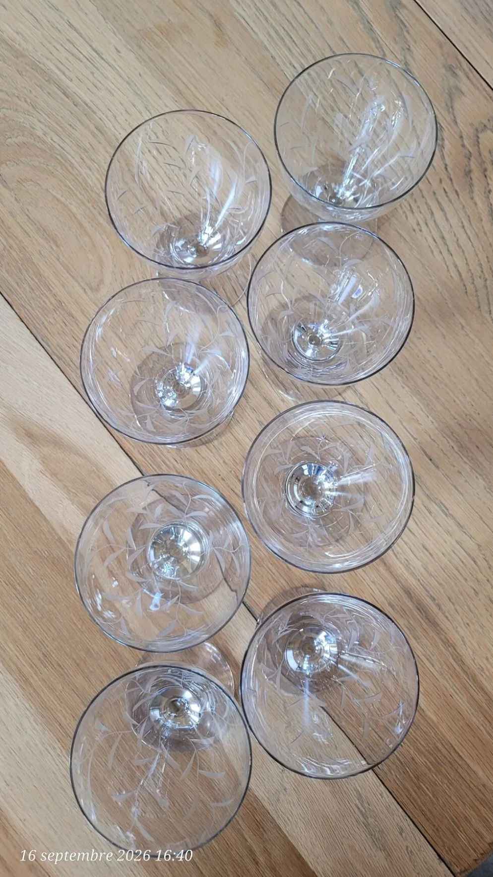 8 verres à pied anciens en verre gravé