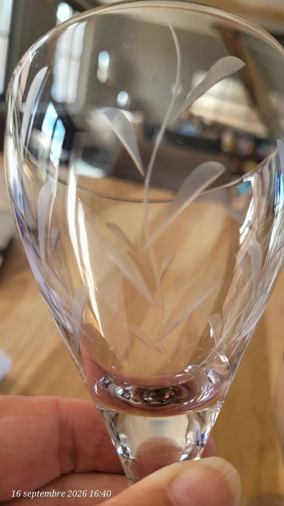 8 verres à pied anciens en verre gravé