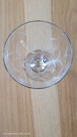 8 verres à pied anciens en verre gravé