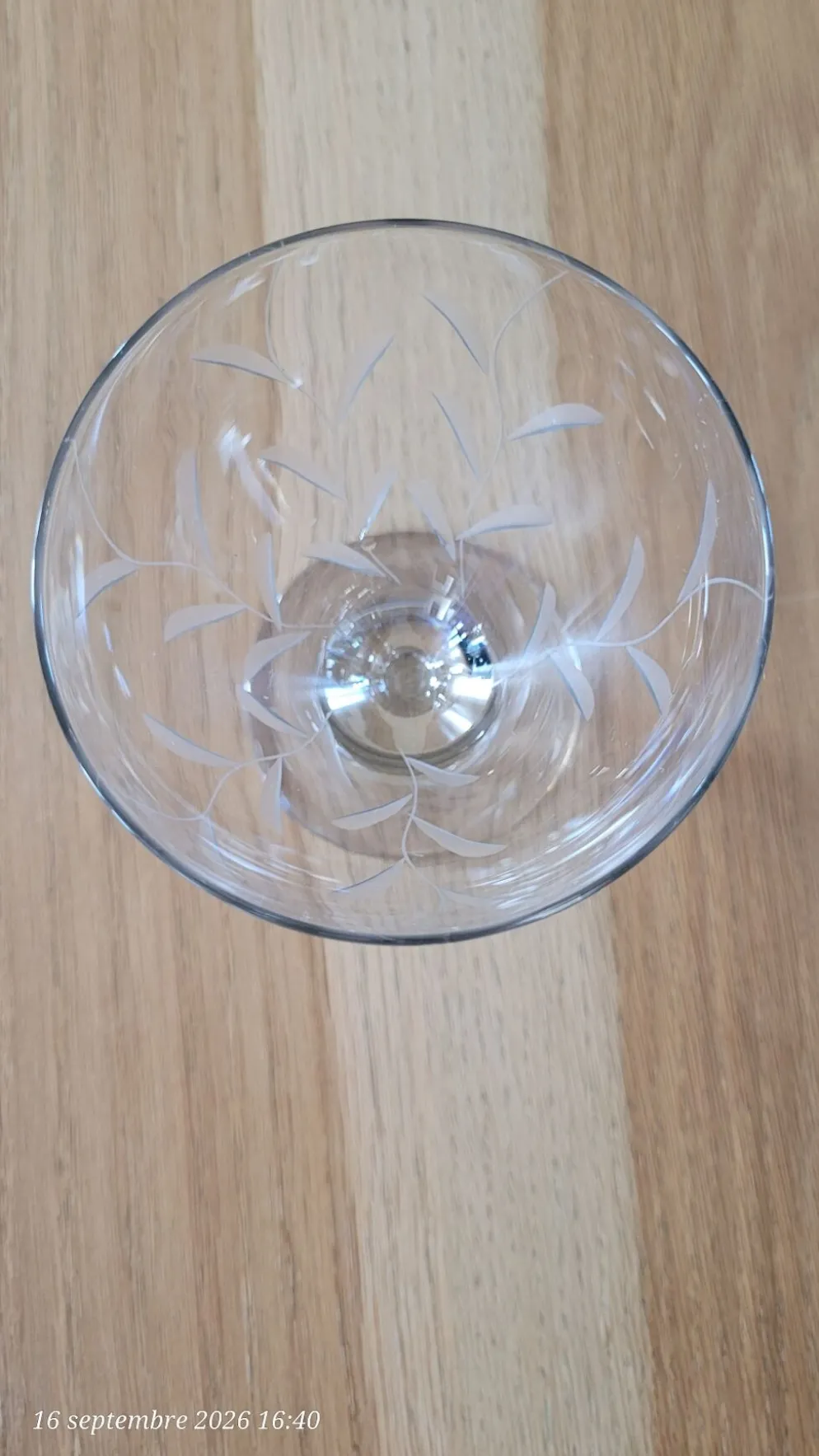 8 verres à pied anciens en verre gravé