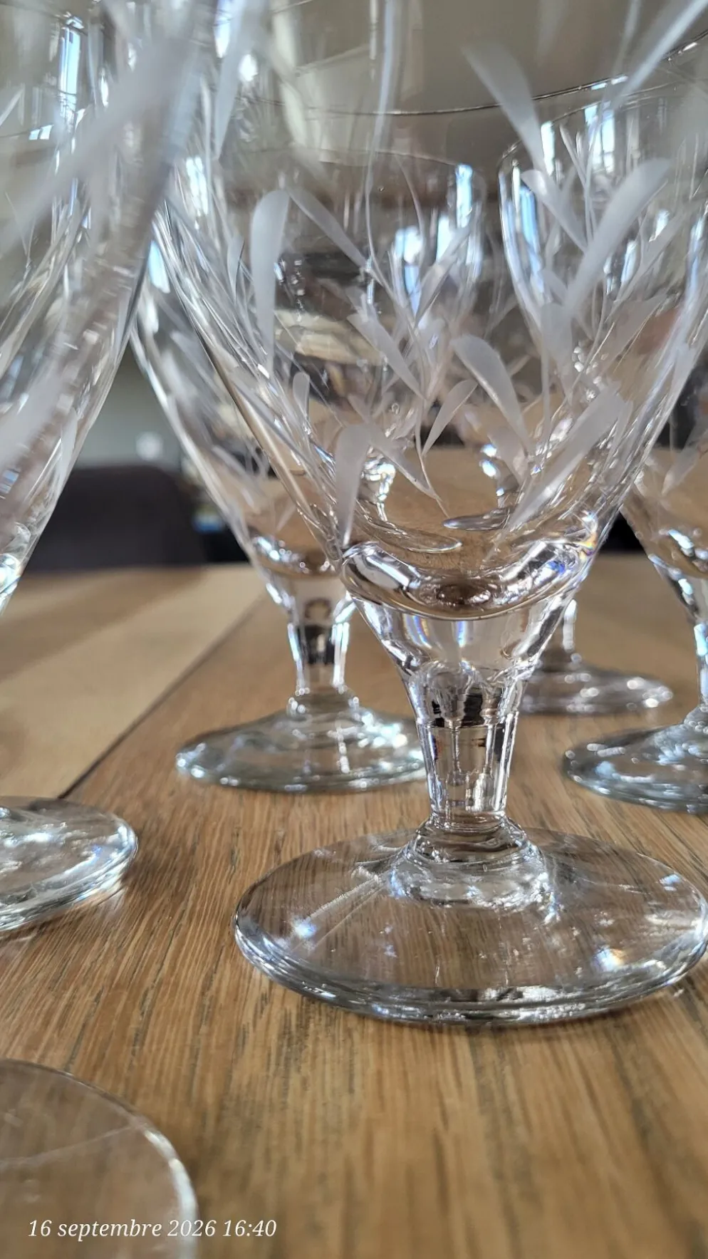 8 verres à pied anciens en verre gravé