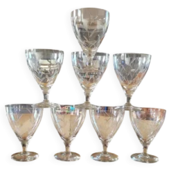 8 verres à pied anciens en verre gravé