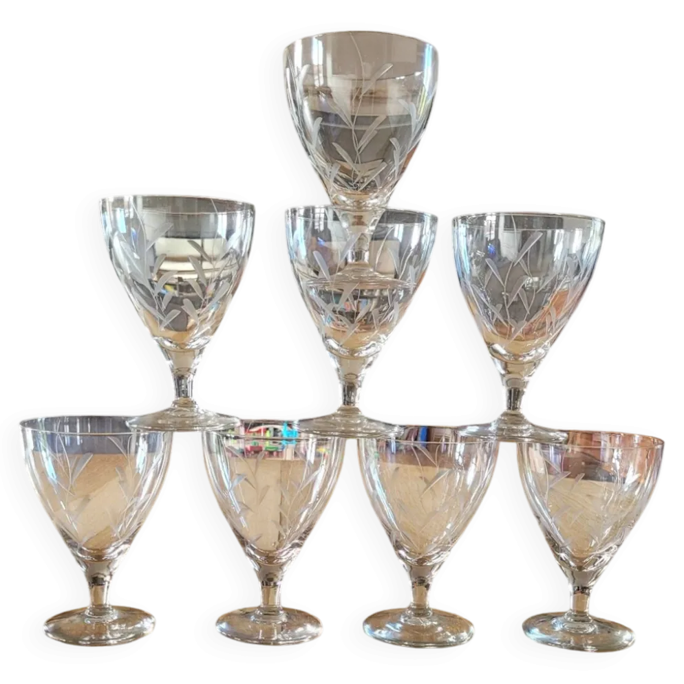 8 verres à pied anciens en verre gravé