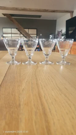 4 verres à pied Art Déco en verre gravé
