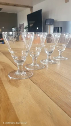 4 verres à pied Art Déco en verre gravé