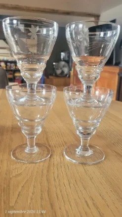 4 verres à pied Art Déco en verre gravé