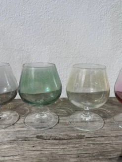 6 verres à pied ballon multicolores